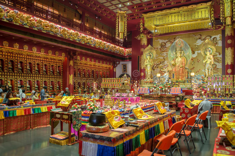 interior-del-templo-de-la-reliquia-del-diente-de-buda-en-singapur-59775070.jpg